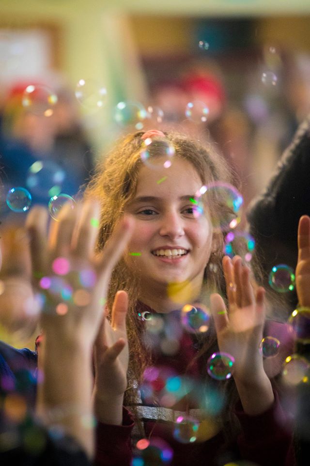 Дівчинка з бульбашками